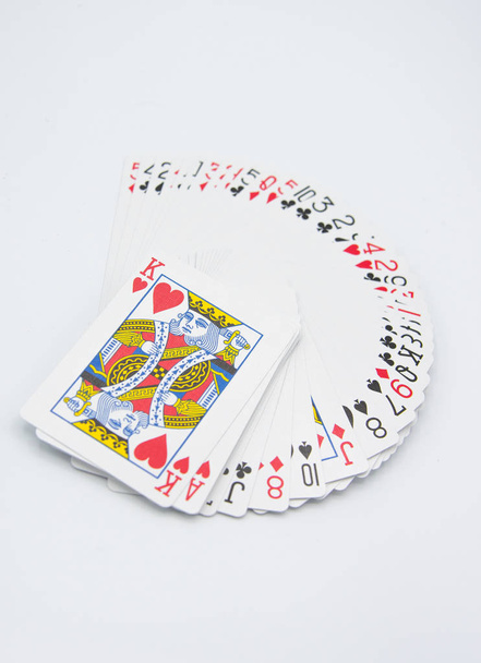 Spielkarten auf weißem Hintergrund - Foto, Bild