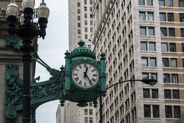 Gran reloj viejo en una calle
 - Foto, imagen