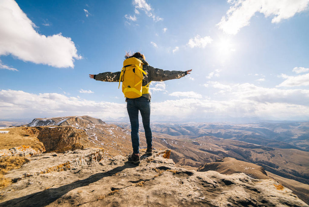 туристка с большим рюкзаком, стоящим на фоне гор
 - Фото, изображение