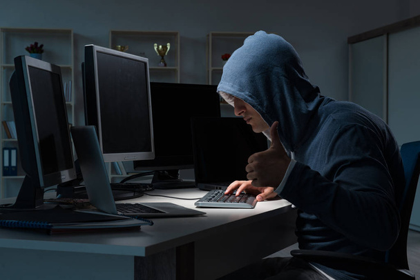 Hacker hacking computer at night - Foto, Imagem