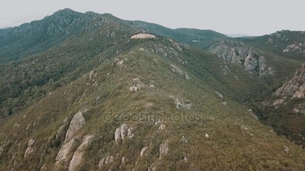 Vista sulla cima del Monte Roland in Tasmania durante il giorno
. - Filmati, video