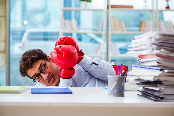Businessman with boxing gloves in the office - Photo, Image