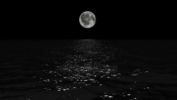 σεληνόφως διαδρομή με χαμηλή πανσέληνο πάνω από τη θάλασσα - Πλάνα, βίντεο