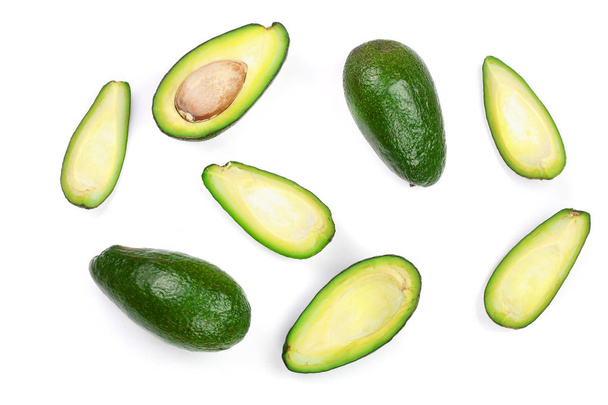 hele en halve avocado geïsoleerd op een witte achtergrond close-up. Bovenaanzicht - Foto, afbeelding