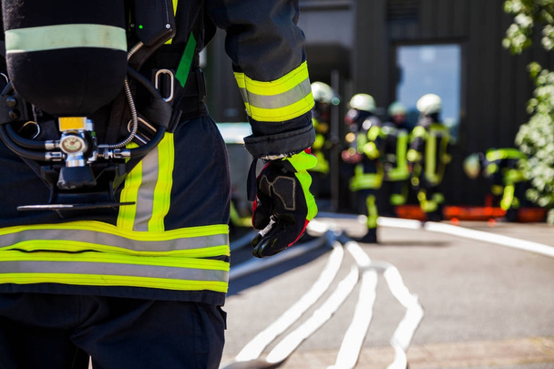 bombeiro alemão (Feuerwehr) fica perto de um acidente
 - Foto, Imagem