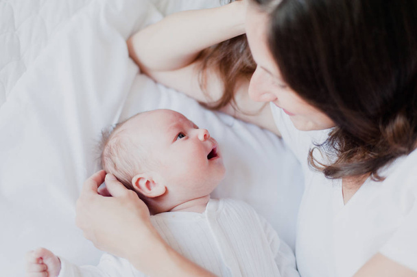 Newborn looks at mother - Foto, Imagen