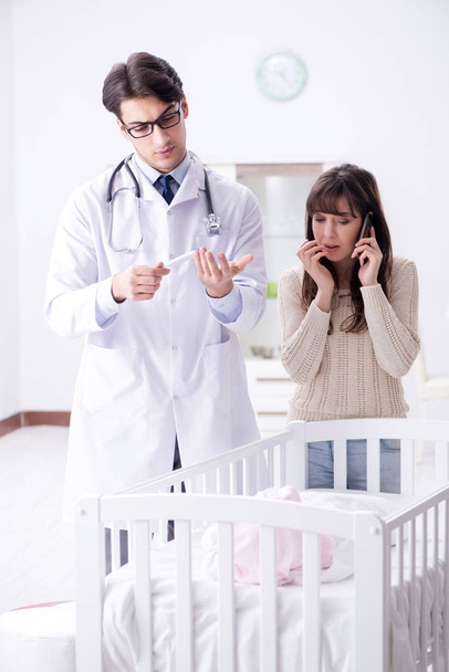 Médico explicando a jovem mãe - Foto, Imagem