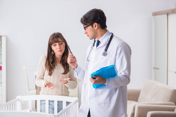 Doctor explaining to young mother - Photo, Image