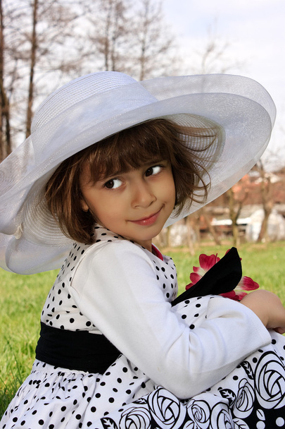 Little girl with hat - Zdjęcie, obraz