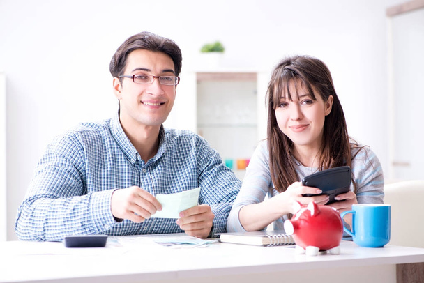 Giovane coppia guardando documenti di finanza familiare - Foto, immagini