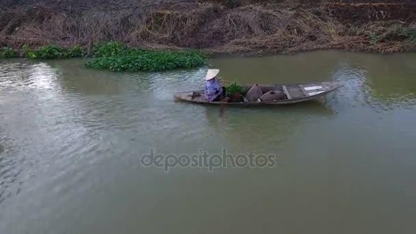 Los pescadores tailandeses están pescando en el río. Con una paleta no motorizada es una forma de vida sencilla
. - Metraje, vídeo