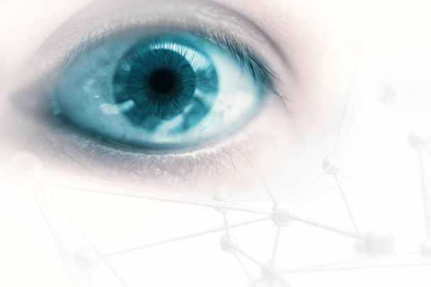 Blaues Auge beim Betrachten digitaler Informationen - Foto, Bild