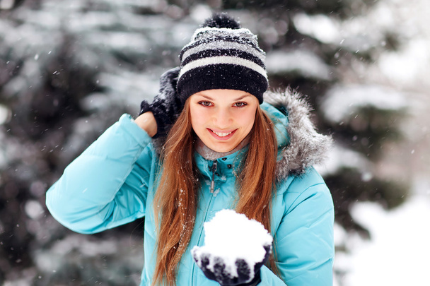 Attractive young woman in winter - Foto, Bild