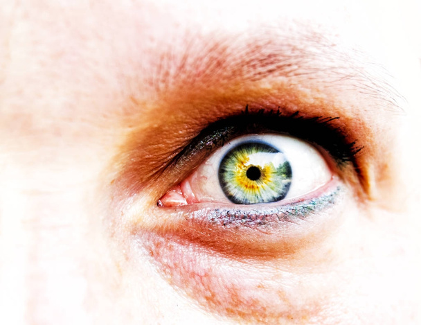 foco suave e perto de um olho amarelo mulher verde isolado em
  - Foto, Imagem