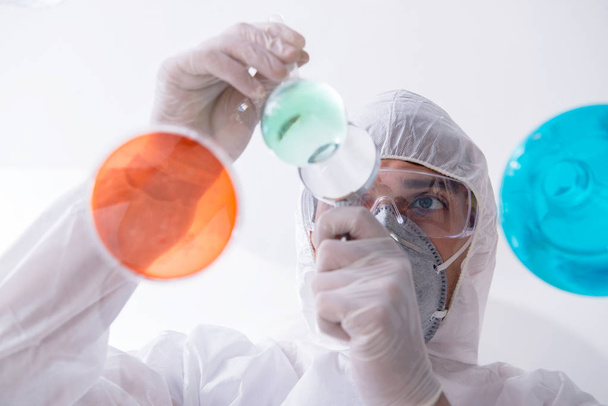 Chimico che lavora in laboratorio con sostanze chimiche pericolose - Foto, immagini