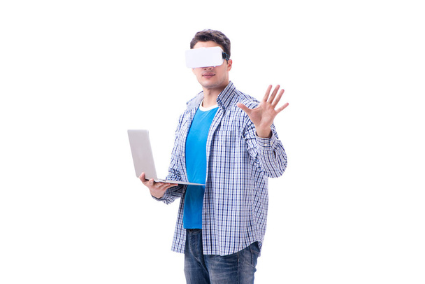 Mladý muž nosí virtuální realita VR brýle - Fotografie, Obrázek