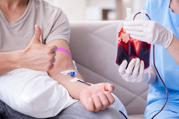 Paciente recibiendo transfusión de sangre en clínica hospitalaria - Foto, Imagen