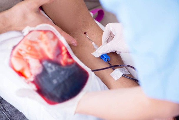 Vérátömlesztést kapó beteg a kórházi klinikán - Fotó, kép
