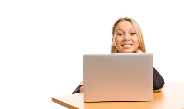 χαμογελαστή γυναίκα πίσω από ένα φορητό υπολογιστή - Φωτογραφία, εικόνα