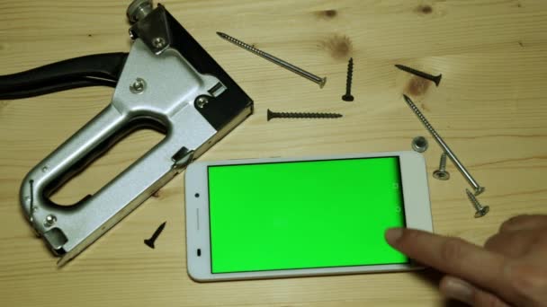 Um grampeador de edifícios e um smartphone com uma tela verde para conteúdo
. - Filmagem, Vídeo