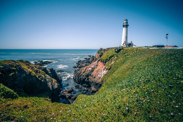 ピジョン ポイント灯台と太平洋岸の風景 - 写真・画像