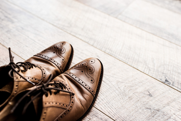 paire de chaussures en cuir marron sur sol en bois
 - Photo, image