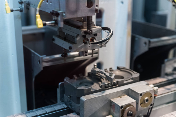 Máquina de fabricación de juguetes de metal grande en una fábrica
 - Foto, Imagen