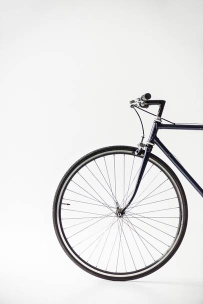 una rueda de bicicleta aislada en blanco
 - Foto, Imagen