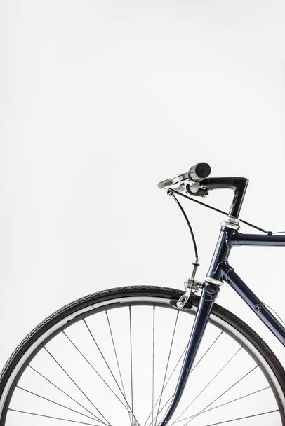 una ruota per bicicletta con leva del freno isolata su bianco
 - Foto, immagini
