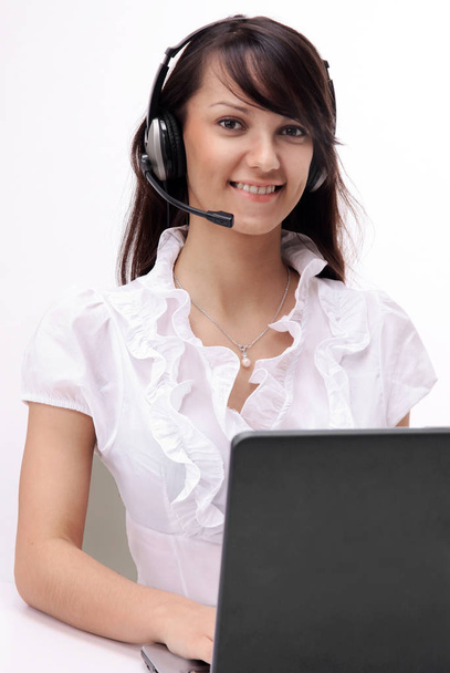 retrato de un empleado centro de llamadas sentado detrás de un escritorio
 - Foto, Imagen