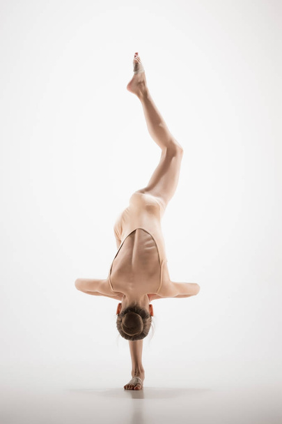 The teen modern ballet dancer - Foto, afbeelding