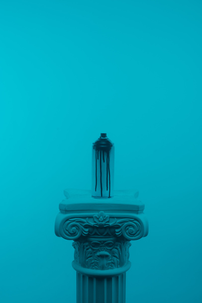 синя тонована картина аерозольної фарби в банці на колонці
 - Фото, зображення