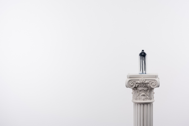 κλείνω πάνω θέα του ψεκασμού να χρωματίσει για να στέκεται στην στήλη που απομονώνονται σε λευκό - Φωτογραφία, εικόνα