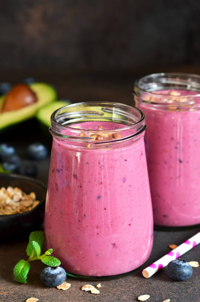 Organiik drink. Smoothies of yogurt with avocado, honey. - Foto, Bild
