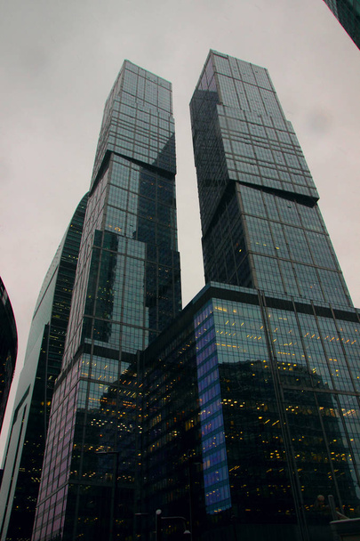Вид на башни "Федерации" бизнес-центра "Москва Сити" в зимний снежный день
 - Фото, изображение