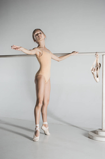 The girl is training near the ballet barre. - Zdjęcie, obraz