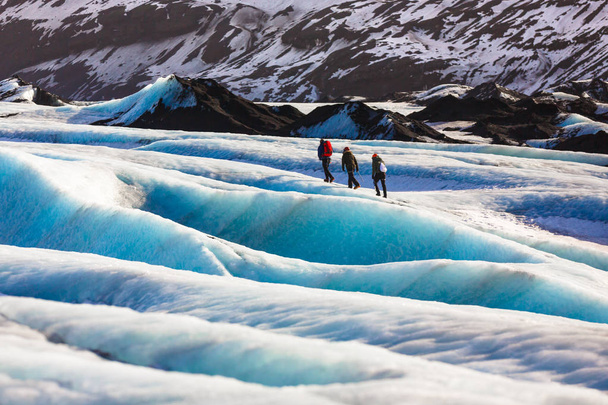 Soukromý průvodce a pár turistu chůzi po ledovci Solheima - Fotografie, Obrázek