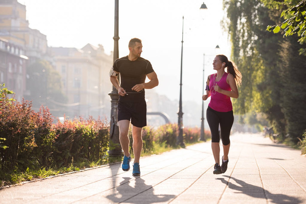 miejski Sport, zdrowy Młoda para joggingu w mieście w słoneczny poranek - Zdjęcie, obraz