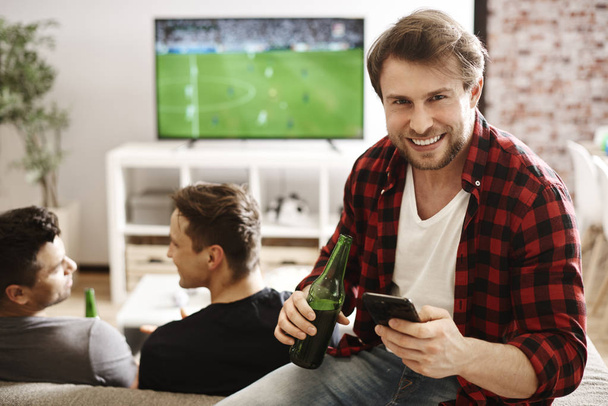 Futbol hayranları ile cep telefonu ve bira  - Fotoğraf, Görsel