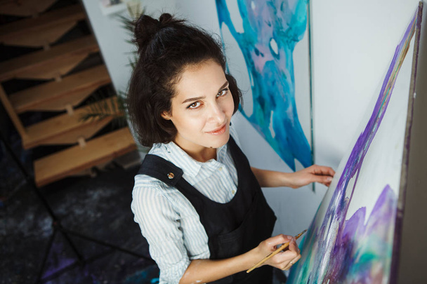Concentrated girl focused on creative art-making process in art therapy - Фото, зображення