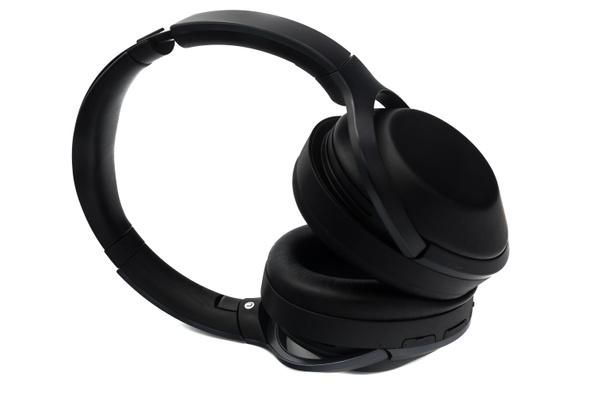 Černé plastové bezdrátové bluetooth přes sluchátka do uší - Fotografie, Obrázek