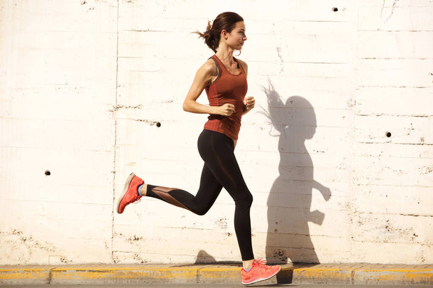 Retrato lateral de comprimento total da mulher fitness na corrida da manhã ao ar livre
 - Foto, Imagem