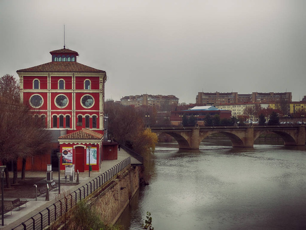 Arkkitehtuuri, Bridge ja Ebro River Logronossa Espanjassa
 - Valokuva, kuva