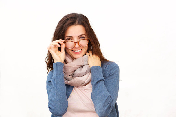 Close up retrato de elegante jovem fêmea com óculos contra fundo branco
 - Foto, Imagem