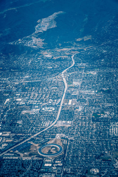 powietrzne przelatują nad san jose w Kalifornii i silikonowe valleyac - Zdjęcie, obraz