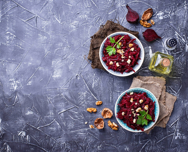 Healthy vegan beetroot salad with walnuts - Valokuva, kuva
