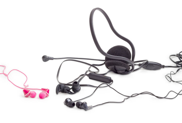 Διαφορετικά ακουστικά και ακουστικά σε λευκό φόντο - Φωτογραφία, εικόνα