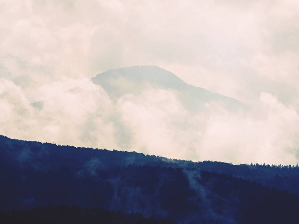 Mist vuorilla huiput kiviä ja märkää ilmaa
 - Valokuva, kuva