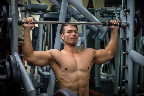 entrenador de fitness personal mostrar sus músculos o fuerte bodybui calvo
 - Foto, imagen