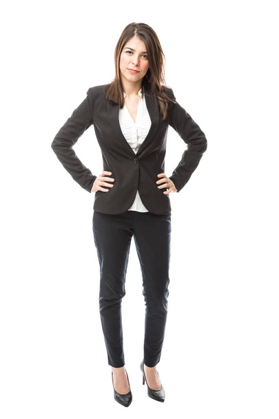 αυτοπεποίθηση νεαρή γυναίκα στο κοστούμι - Φωτογραφία, εικόνα